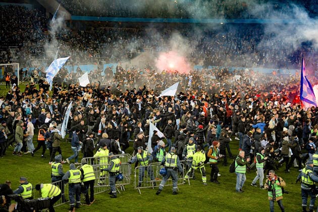 Bilder des Jahres 2021, Sport 12 Dezember Sport Themen der Woche KW48 211204 Malmö FFs supportrar stormar planen efter fotbollsmatchen i Allsvenskan mellan Malmö FF och Halmstad den 4 december 2021 i Malmö. Copyright: MATHIASxBERGELD BB211204ZU005