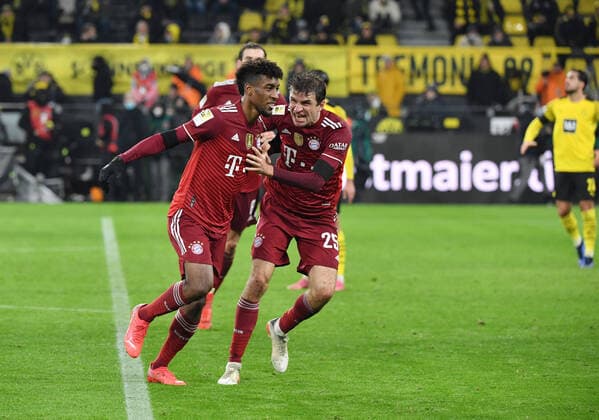 Jubel Kingsley Coman (Bayern Muenchen), li., und Thomas Müller (Bayern Muenchen) 04.12.2021, Fussball GER, Saison 2021 2022, 1. Bundesliga, 14. Spieltag, Borussia Dortmund - FC Bayern München, Foto: Maik Hölter TEAM2sportphoto