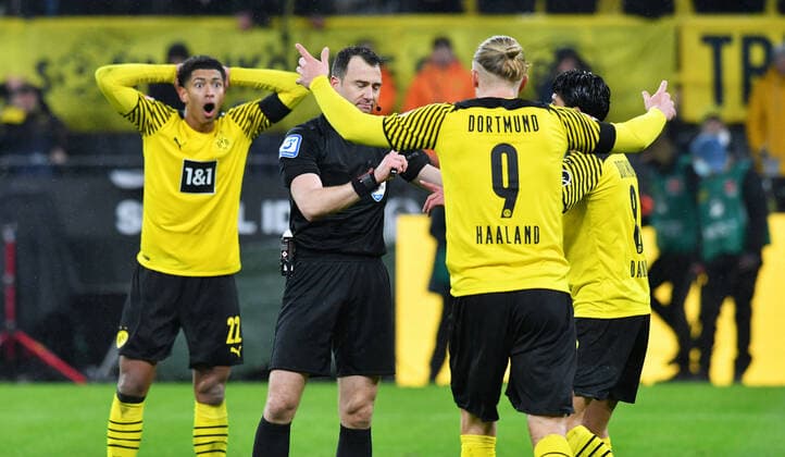 Bilder des Jahres 2021, Sport 12 Dezember Sport Themen der Woche KW48 Sport Bilder des Tages Fussball, Bundesliga, Deutschland, Herren, Saison 2021 2022, 14. Spieltag, Signal Iduna Park Dortmund: Bor. Dortmund, BVB (gelb) - FC Bayern München, FCB (rot); Jude Bellingham (BVB), Erling Haaland (BVB) und Mahmoud Dahoud (BVB) unzufrieden mit Schiedsrichter Felix Zwayer. DFB DFL REGULATIONS PROHIBIT ANY USE OF PHOTOGRAPHS AS IMAGE SEQUENCES AND OR QUASI-VIDEO