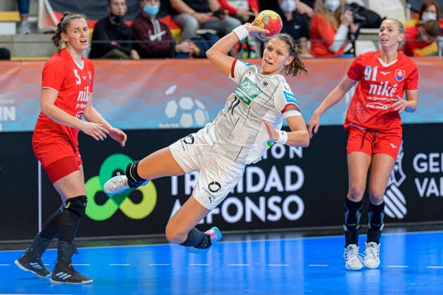 Bilder des Jahres 2021, Sport 12 Dezember Sport Themen der Woche KW48 Sport Bilder des Tages Handball, Frauen: WM, Slowakei - Deutschland, Vorrunde, Gruppe E, 1. Spieltag v.li. Marianna Rebicova (Slowakei), Xenia Smits (Deutschland Bietigheim), Reka Bizikova (Slowakei) Lliria Poliesportiu Pla de L Arc Spanien