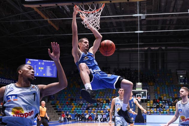 Bilder des Jahres 2021, Sport 12 Dezember Sport Themen der Woche KW48 Sport Bilder des Tages Fraport Skyliners - HAKRO Merlins Crailsheim, easyCredit-BBL Dunking von Lukas Wank (Fraport Skyliners, 0) gegen links Jaren Lewis (Merlins Crailsheim, 1). Basketball-Spiel des easyCredit BBL zwischen den Fraport Skyliners und HAKRO Merlins Crailsheim am 5. Dezember 2021 in der Fraport-Arena in Frankfurt am Main., Frankfurt am Main Hessen Deutschland Fraport-Arena