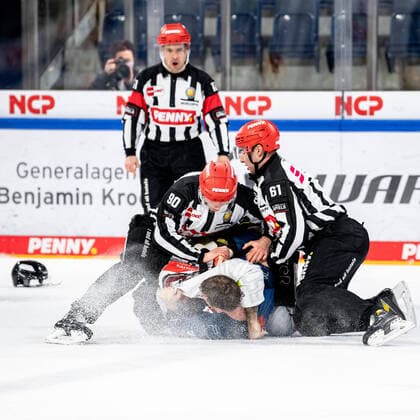 Bilder des Jahres 2021, Sport 12 Dezember Sport Themen der Woche KW48 Sport Bilder des Tages 05.12.2021 - Eishockey - Saison 2021 2022 - DEL - Spieltag 28: Nürnberg Ice Tigers Icetigers - Fischtown Pinguins Bremerhaven - ThHa - Schlägerei Fighting Dane Fox (74, Nürnberg Ice Tigers, Nuernberg Ice Tigers ) Dominik Uher (26, Fischtown Pinguins Bremerhaven )