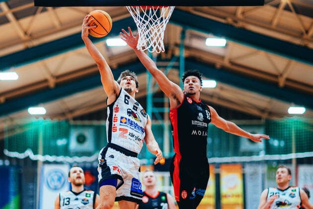 Bilder des Jahres 2021, Sport 12 Dezember Sport Themen der Woche KW48 Sport Bilder des Tages BB-2BL BSW Sixers - ETV Hamburg Ole Sievers ( 6 BSW Sixers), Mubarak Salami ( 17 ETV Hamburg Basketball) waehrend der Saison 2021-22 (Herren) in der Barmer 2. Bundesliga ProB zwischen BSW Sixers und ETV Hamburg in der Ballsporthalle Sandersdorf am 5. December 2021 in Sandersdorf, Sachsen Anhalt, Deutschland