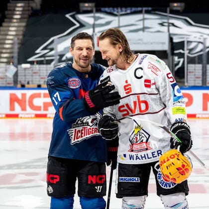 Bilder des Jahres 2021, Sport 12 Dezember Sport Themen der Woche KW48 Sport Bilder des Tages 05.12.2021 - Eishockey - Saison 2021 2022 - DEL - Spieltag 28: Nürnberg Ice Tigers Icetigers - Fischtown Pinguins Bremerhaven - ThHa - Patrick Reimer (17, Nürnberg Ice Tigers, Nuernberg Ice Tigers ) Michael Mike Moore (55, Fischtown Pinguins Bremerhaven )