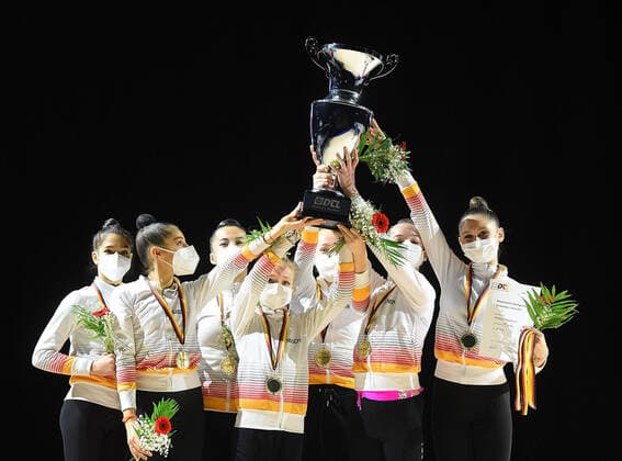 Bilder des Jahres 2021, Sport 12 Dezember Sport Themen der Woche KW49 Sport Bilder des Tages 11.12.2021, xhbx, Rhythmische Sportgymnastik Deutsche Turnliga DTL Finale 2021, emspor, v.l. Siegerehrung Team , Mannschaft TSV Bayyer 04 Leverkusen (DFL DFB REGULATIONS PROHIBIT ANY USE OF PHOTOGRAPHS as IMAGE SEQUENCES and or QUASI-VIDEO) Bremen