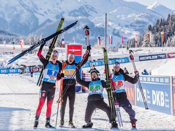 Bilder des Jahres 2021, Sport 12 Dezember Sport Themen der Woche KW49 Sport Bilder des Tages 12.12.2021, Biathlonarena, Hochfilzen, AUT, IBU Weltcup Biathlon, Staffel, Herren, Siegerehrung, im Bild v.l. Vetle Sjaastad Christiansen (NOR), Johannes Thingnes Boe (NOR), Tarjei Boe (NOR), Sturla Holm Laegreid (NOR) f.l. Sturla Holm Laegreid Johannes Thingnes Boe Tarjei Boe and Sturla Holm Laegreid of Norway during the winner ceremony for the men relay competition of BMW IBU Biathlon World Cup at the Biathlonarena in Hochfilzen, Austria on 2021 12 12.
