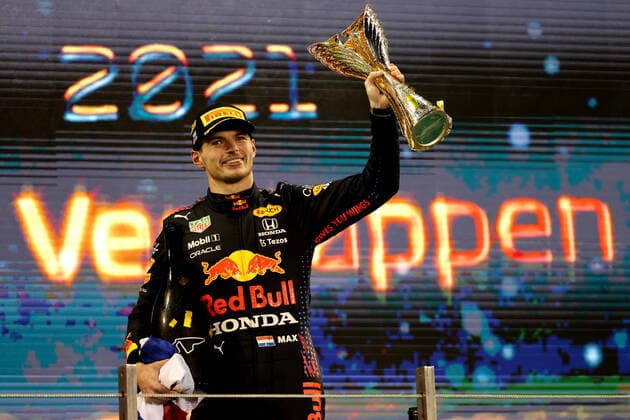 Bilder des Jahres 2021, Sport 12 Dezember Sport Themen der Woche KW49 Sport Bilder des Tages (211213) -- ABU DHABI, Dec. 13, 2021 -- Red Bull driver Max Verstappen of the Netherlands celebrates with the trophy after winning the Formula One Abu Dhabi Grand Prix in Abu Dhabi, the United Arab Emirates, Dec. 12, 2021. Red Bull driver Max Verstappen of the Netherlands has won the world champion of 2021. (SP)UAE-ABU DHABI-F1-GRAND PRIX WuxZhuangtonglian 