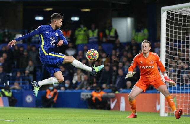 Bilder des Jahres 2021, Sport 12 Dezember Sport Themen der Woche KW50 Sport Bilder des Tages Mandatory Credit: Photo by Michael Zemanek Shutterstock (12647005h) Jorginho of Chelsea has a shot Chelsea v Everton, Premier League, Football, Stamford Bridge, London, UK - 16 Dec 2021 EDITORIAL USE ONLY No use with unauthorised audio, video, data, fixture lists, club league logos or live services. Online in-match use limited to 120 images, no video emulation. No use in betting, games or single club league player publications. Chelsea v Everton, Premier League, Football, Stamford Bridge, London, UK - 16 Dec 2021 EDITORIAL USE ONLY No use with unauthorised audio, video, data, fixture lists, club league logos or live services. Online in-match use limited to 120 images, no video emulation. No use in betting, games or single club league player publications. Copyright: xMichaelxZemanek Shutterstockx 12647005h