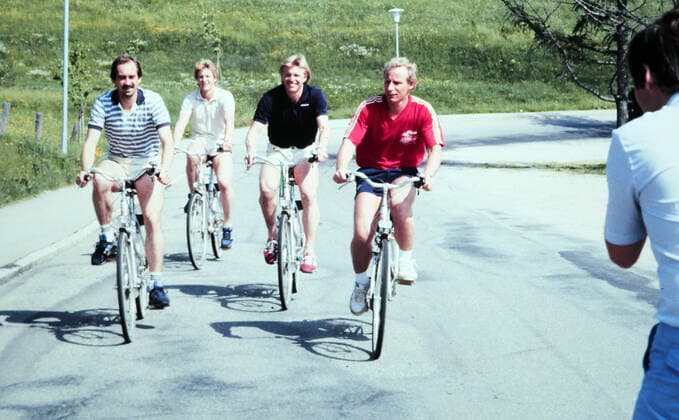10.05.82 DFB Trainingslager Schluchsee Deutschland, Schluchsee, 10.05.1982, Fussball, DFB Trainingslager am Schluchsee im Schwarzwald: v.l. Uli Stielike, Karlheinz Förster, Bernd Förster, Berti Vogts beim Fahrrad Fahren.