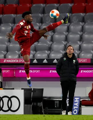 Bilder des Jahres 2021, Sport 12 Dezember Sport Themen der Woche KW50 Sport Bilder des Tages 15.12.2018, 17.Spieltag, 1. Bundesliga, FC Bayern vs VfL Wolfsburg, Allianz Arena Muenchen, Fussball, im Bild: Alphonso Davies (FCB) und Florian Kohfeldt (VfL Wolfsburg)