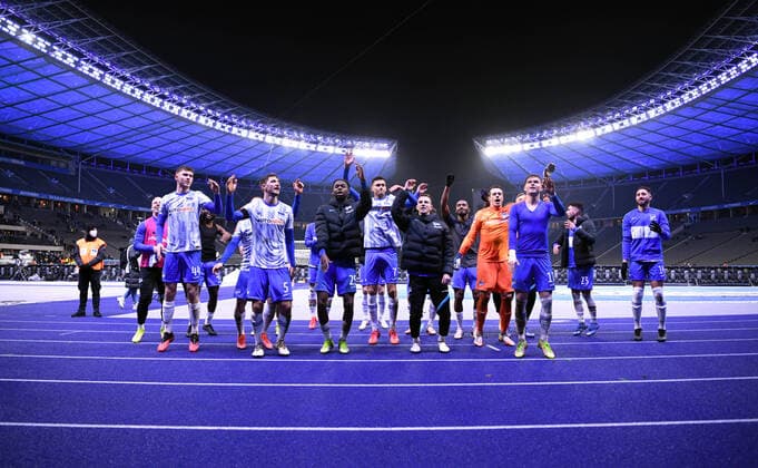 Bilder des Jahres 2021, Sport 12 Dezember Fussball, Herren, Saison 2021 2022, 1. Bundesliga (17. Spieltag), Hertha BSC - Borussia Dortmund, Hertha, Jubel nach Abpfiff vor der Ostkurve, 18.12. 2021, Copyright: xSebastianxRäppold MatthiasxKochx