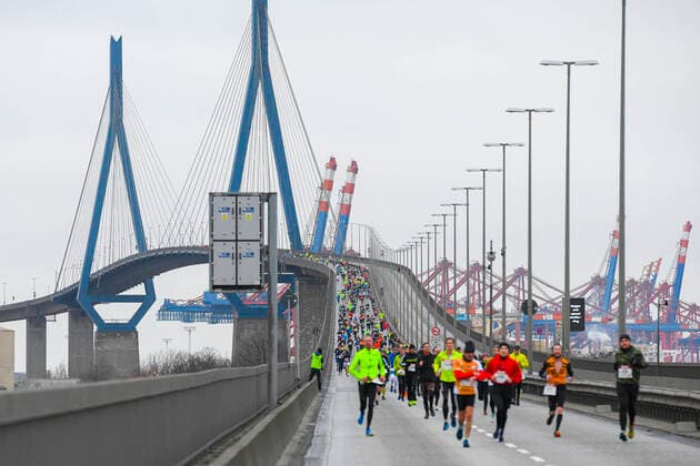 Bilder des Jahres 2021, Sport 12 Dezember Sport Themen der Woche KW50 Sport Bilder des Tages Köhlbrandbrückenlauf 2021, Hamburg, 19.12.21 Teilnehmer beim Köhlbrandbrückenlauf 2021, Hamburg, 19.12.21 Copyright: xBEAUTIFULxSPORTS T.xSobczakx