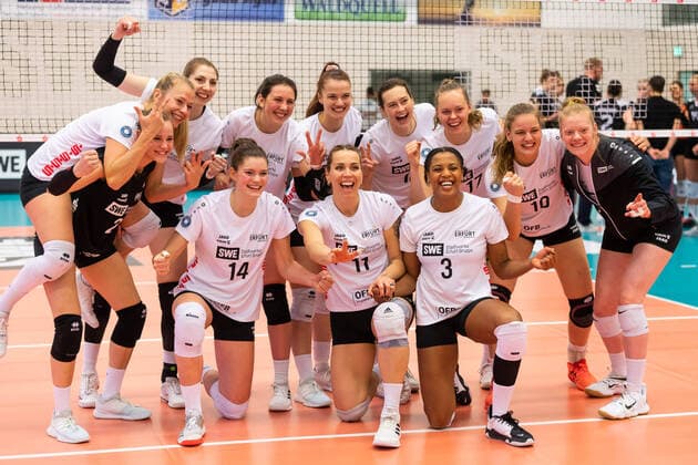 Bilder des Jahres 2021, Sport 12 Dezember Sport Themen der Woche KW51 Sport Bilder des Tages Siegfoto, Mannschaftsfoto, Aufstellung, team photo; Jubel, celebration, 12 22 2021, Erfurt (Deutschland), Volleyball, 1. Bundesliga Frauen, Schwarz-Weiss Erfurt - NawaRo Straubing