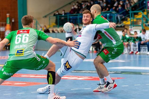 Bilder des Jahres 2021, Sport 12 Dezember Sport Themen der Woche KW51 v.l. Jan Grebenc (TSV GWD Minden 66), Alexander Feld (HSG Wetzlar 2), Maximilian Janke (TSV GWD Minden 4) TSV GWD Minden vs. HSG Wetzlar, Handball, 1. Bundesliga, 17. Spieltag, 22.12.2021 Minden Copyright: xEibner-Pressefotox xJanxStrohdiekx EP_JSK