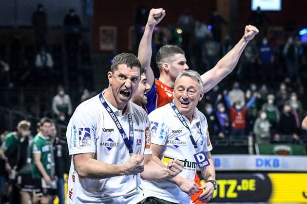 Bilder des Jahres 2021, Sport 12 Dezember Sport Themen der Woche KW51 Sport Bilder des Tages 23.12.2021, xlakx, Handball Bundesliga, Fuechse Berlin - HBW Balingen-Weilstetten emspor, v.l.Jubel ueber den Sieg, Jubel nach Spielende Jens Buerkle (HBW Balingen-Weilstetten Trainer) Berlin