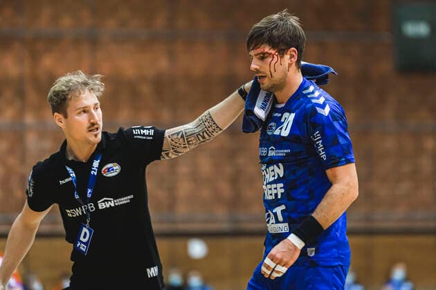 Bilder des Jahres 2021, Sport 12 Dezember Sport Themen der Woche KW51 Sport Bilder des Tages Bietigheim, Deutschland 26. Dezember 2021: 2. BL - 21 22 - SG BBM Bietigheim vs. TV Grosswallstadt Paco Barthe (SG BBM Bietigheim) Verletzt Verletzung Schmerzen Bietigheim-Bissingen Halle am Viadukt Baden-Württemberg Deutschland