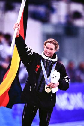 PECHSTEIN Claudia Team GER mit Goldmedaille Eisschnelllaufen Olympiasiegerin 5000m der Frauen Olympische Winterspiele 1998 in Nagano Japan vom 07. - 22. 02 1998 am 20. 02.1998 in Nagano