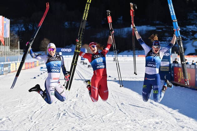 Bilder des Jahres 2022, Sport 01 Januar Sport Themen der Woche KW52 Sport Bilder des Tages 220101 Johanna Hagström of Sweden, Natalia Nepryaeva of Russiaand Johanna Matintalo of Finland celebrate after competing in women s sprint final during Tour de Ski on January 1, 2022 in Oberstdorf. Photo: Maxim Thore BILDBYRAN kod MT MT0281 skidor cross-country skiing langrenn tour de ski day 5 women s sprint bbeng dag 5 jubel sverige Copyright: MAXIMxTHORE BB220101MT073