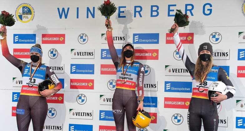 Bilder des Jahres 2022, Sport 01 Januar Sport Themen der Woche KW52 Sport Bilder des Tages 02.01.2022 Winterberg, VELTINS-EISARENA EBERSPÄCHER RENNRODEL WELTCUP Frauen Finale - Siegerehrung 2. Platz Natalie Geisenberger 1. Platz Julia Taubitz (GER) 3. Platz Madeleine Egle (AUT)