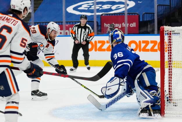 Bilder des Jahres 2022, Sport 01 Januar Sport Themen der Woche KW01 Sport Bilder des Tages January 5, 2022, Toronto, ON, Canada: Edmonton Oilers Leon Draisaitl (29) scores on Toronto Maple Leafs goaltender Jack Campbell (36) as Oilers Kailer Yamamoto (56) looks on during first period NHL, Eishockey Herren, USA hockey action in Toronto on Wednesday, January 5, 2022. Canada News - January 5, 2022 - ZUMAc35_ 20220105_zaf_c35_047 Copyright: xFrankxGunnx