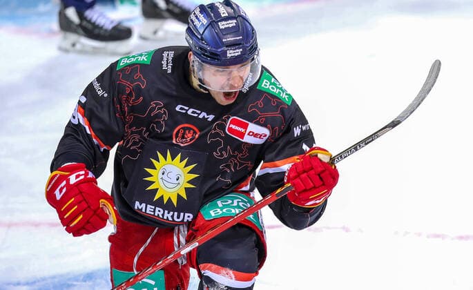 Bilder des Jahres 2022, Sport 01 Januar Sport Themen der Woche KW01 07.01.2022, Duesseldorf, Eishockey, Penny DEL, Spieltag 40, PSD Bank Dome, Duesseldorfer EG gegen Eisbaeren Berlin. Carter Proft von Duesseldorfer EG jubelt nach seinem Treffer zum 1:0. Duesseldorfer EG - Eisbaeren Berlin
