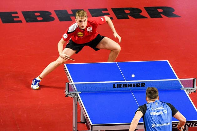 Bilder des Jahres 2022, Sport 01 Januar Sport Themen der Woche KW01 GER, Liebherr Pokal-Finale 2021 22, Final Four 2022 08.01.2022, ratiopharm arena, Neu-Ulm, GER, Liebherr Pokal-Finale 2021 22, Final Four 2022, Borussia Düsseldorf Duesseldorf vs 1. FC Saarbrücken Saarbruecken TT, Finale, im Bild Darko Jorgic (Saarbruecken) vs Anton Källberg Kaellberg (Duesseldorf)