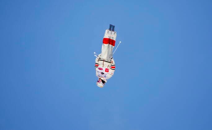 Bilder des Jahres 2022, Sport 01 Januar Sport Themen der Woche KW01 Freestyle Ski, Moguls, WC Mont-Tremblant January 8, 2022, Mont Tremblant, Quebec, Canada: Canada s Mikael Kingsbury jumps as he makes his way to a win in the men s freestyle ski world cup moguls at Mont Tremblant, Que., on Saturday, Jan. 8, 2022. The is Kingbury s 70th world cup win. Canada News - January 8, 2022 - ZUMAc35_ 20220108_zaf_c35_059 Copyright: xThexCanadianxPressx