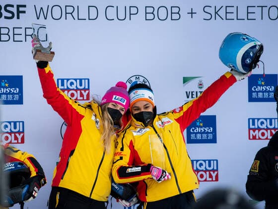 Bilder des Jahres 2022, Sport 01 Januar Sport Themen der Woche KW01 Laura Nolte, Deborah Levi (Deutschland, BSC Winterberg) jubeln auf dem Podium, GER, IBSF Weltcup Winterberg, Zweierbob Frauen, 09.01.2022, Saison 2021 2022 GER, IBSF Weltcup Winterberg, Zweierbob Frauen, 09.01.2022, Saison 2021 2022 Copyright: xEibner Memmlerx EP_MMR