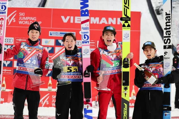 Bilder des Jahres 2022, Sport 01 Januar Sport Themen der Woche KW01 Ski jumping, Skispringen, Ski, nordisch - FIS WC Bischofshofen BISCHOFSHOFEN,AUSTRIA,09.JAN.22 - NORDIC SKIING, SKI JUMPING - FIS World Cup, large hill, team event. Image shows the rejoicing of Royoyu Kobayashi, Junshiro Kobayashi, Keiichi Sato and Yukiya Sato (JPN). GEPAxpictures xDavidxGeieregger