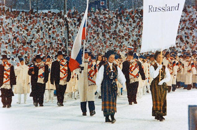 OLYMPICS LILLEHAMMER OPENING RUSSIAN TEAM 155895 12.02.1994 The Russian team at the opening of the 17th Winter Olympics in Lillehammer, Norway. Biathlete Sergei Chepikov carrying the Russian banner. RIA Novosti Sputnik Liinahamari Norway  Copyright: xRIAxNovostix