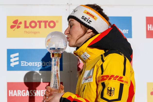 Bilder des Jahres 2022, Sport 01 Januar Sport Themen der Woche KW02 Sport Bilder des Tages Julia Taubitz (GER, Deutschland) mit dem Pokal fuer den Sprint-Gesamtsieg; gewinnt die Gesamt-Weltcup-Wertung im Sprint, 1 14 2022, Oberhof (Deutschland), Eberspaecher Luge World Cup Oberhof