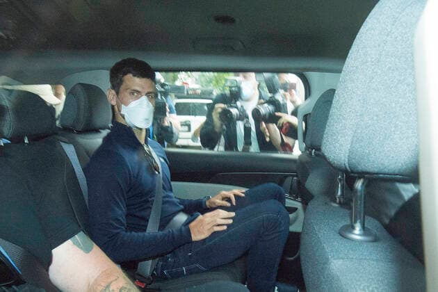 Bilder des Jahres 2022, Sport 01 Januar Sport Themen der Woche KW02 Sport Bilder des Tages Tennis, Australian Open, Novak Djokovic auf dem zur Anhörung vor Gericht in Melbourne TENNIS NOVAK DJOKOVIC VISA, Serbian tennis player Novak Djokovic (centre) departs from the Park Hotel government detention facility before attending a court hearing at his lawyers office in Melbourne, Sunday, January 16, 2022. Novak Djokovic still faces uncertainty as to whether he can compete in the Australian Open, despite being announced in the tournament draw. ( NO ARCHIVING, EDITORIAL USE ONLY, NO USE IN BOOKS WITHOUT CONSENT MELBOURNE VIC AUSTRALIA Copyright: xJAMESxROSSx 0147793568st