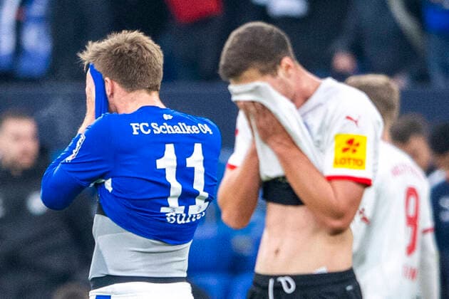 Bilder des Jahres 2022, Sport 01 Januar Sport Themen der Woche KW02 Sport Bilder des Tages Fußball: 2. Bundesliga, Saison 2021 2022, 19. Spieltag, FC Schalke 04 - Holstein Kiel am 16.01.2022 in der Veltins Arena in Gelsenkirchen. Schalkes Marius Bülter (l) und Kiels Patrick Erras sind enttäuscht. DFL REGULATIONS PROHIBIT ANY USE OF PHOTOGRAPHS AS IMAGE SEQUENCES AND OR QUASI-VIDEO. Copyright: xInderlied Kirchner-Mediax