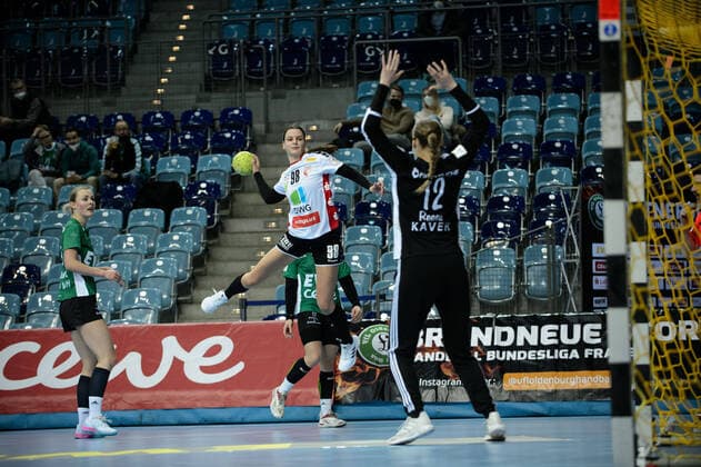 Bilder des Jahres 2022, Sport 01 Januar Sport Themen der Woche KW02 Sport Bilder des Tages Marija Gudelj (98 SV Union Halle-Neustadt) gegen Nele Reese (12 VfL Oldenburg) bei der Partie VfL Oldenburg vs SV Union Halle-Neustadt. Handball, Bundesliga Frauen, Saison 2021 2022, 12. Spieltag, 16.01.2022. Copyright: xErikxHillmer EIBNERx EP_EHR VfL Oldenburg vs SV Union Halle-Neustadt. Handball, Bundesliga Frauen, Saison 2021 2022, 12. Spieltag, 16.01.2022 Oldenburg Copyright: xErikxHillmer EIBNERx EP_EHR