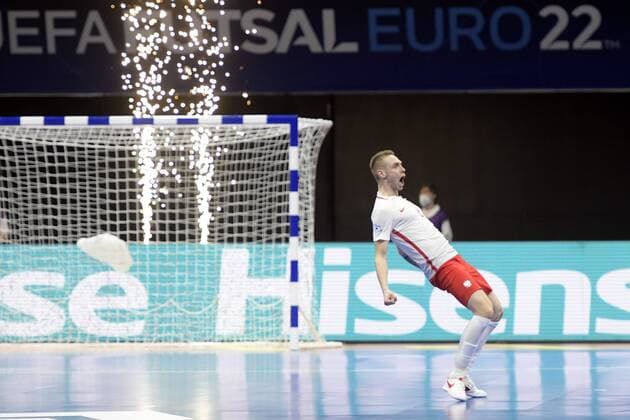 Bilder des Jahres 2022, Sport 01 Januar Sport Themen der Woche KW03 Sport Bilder des Tages AMSTERDAM - Patryk Holy of Poland futsal celebrates the 1-1 draw during the UEFA Futsal EURO 2022 match between Poland and Croatia at Ziggo Dome on January 21, 2022 in Amsterdam, Netherlands. ANP HH UEFA Futsal EURO 2022 - Netherlands 2022 xVIxANPxSportx xGerritxvanxKeulenxIVx
