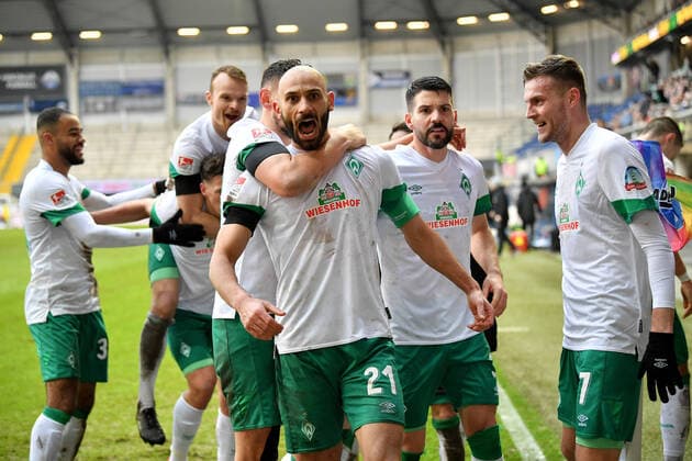 Bilder des Jahres 2022, Sport 01 Januar Sport Themen der Woche KW03 Paderborn, Benteler Arena, 22.01.22, GER, Herren, 2.Bundesliga, Saison 2021-2022, SC Paderborn 07 - SV Werder Bremen Bild: Jubel nach dem Tor zum 3:4 durch Oemer Toprak (Bremen) Nur fuer journalistische Zwecke! Only for editorial use! Gemaess den Vorgaben der DFL Deutsche Fußball Liga ist es untersagt, in dem Stadion und oder vom Spiel angefertigte Fotoaufnahmen in Form von Sequenzbildern und oder videoaehnlichen Fotostrecken zu verwerten bzw. verwerten zu lassen. DFL regulations prohibit any use of photographs as image sequences and or quasi-video. Nordrhein-Westfalen Deutschland