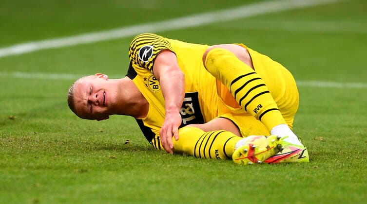 Bilder des Jahres 2022, Sport 01 Januar Sport Themen der Woche KW03 Sport Bilder des Tages Fussball 1. Bundesliga Saison 2021 2022 20. Spieltag TSG 1899 Hoffenheim - Borussia Dortmund 22.01.2022 Erling Haaland (Borussia Dortmund) verletzt am Boden