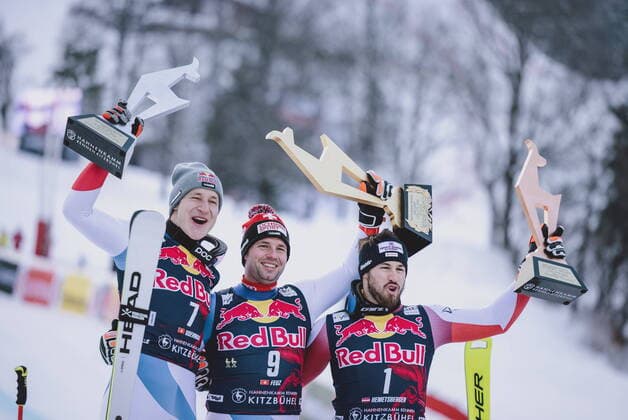 Bilder des Jahres 2022, Sport 01 Januar Sport Themen der Woche KW03 23.01.2022, Streif, Kitzbühel, AUT, FIS Weltcup Ski Alpin, Abfahrt, Herren, Siegerehrung, im Bild 2. Platz Marco Odermatt (SUI), Sieger Beat Feuz (SUI), 3. Platz Daniel Hemetsberger (AUT) 2nd Marco Odermatt of Switzerland Winner Beat Feuz of Switzerland 3rd placed Daniel Hemetsberger of Austria during the winner ceremony for the men s Downhill Race of FIS Ski Alpine World Cup at the Streif in Kitzbühel, Austria on 2022 01 23. Expa Kitzbühel