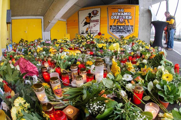 Bilder des Jahres 2022, Sport 01 Januar Sport Themen der Woche KW04 Sport Bilder des Tages GER Sachsen Dresden Dynamo Dresden - Hans- Jürgen Dörner Minigedenkstätte im Dynamostadion Rudolf Harbig Stadion mit einem Blumenmeer Blumen in schwarz gelb und ein Kondolenzbuch für den Ex Nationalspieler der in der vergangenen Woche an Krebs verstarb - Ehrung Gedenken Idol Legende bearbeitet 2401.22 24.01.22