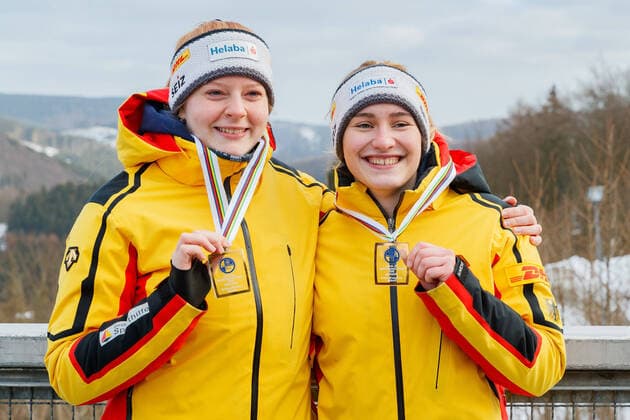 Bilder des Jahres 2022, Sport 01 Januar Sport Themen der Woche KW04 Sport Bilder des Tages Luisa Romanenko mit Pauline Patz (GER, Deutschland); Sieger, Erstplatzierte, Goldmedaille, gold medal; Jubel, celebration, 1 28 2022, Winterberg (Deutschland), FIL Junioren Weltmeisterschaften 2022 Winterberg