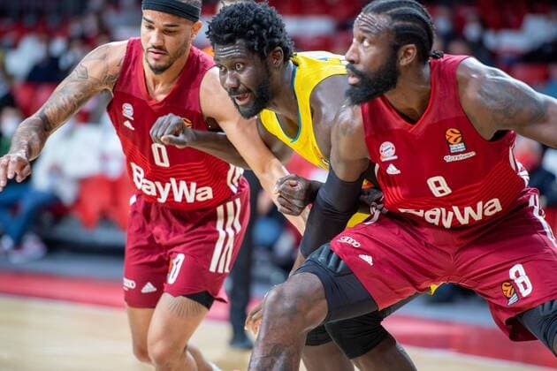 Bilder des Jahres 2022, Sport 01 Januar Sport Themen der Woche KW04 Nick Weiler-Babb 0 (FC Bayern), Christ Koumadje 21 (Alba Berlin), Othello Hunter 8 (FC Bayern), FC Bayern Basketball vs. Alba Berlin, easyCredit BBL, 28.01.2022 Muenchen Bayern Deutschland