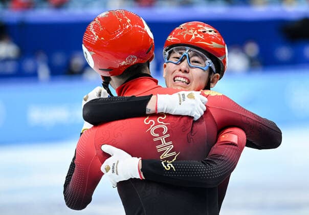 Bilder des Jahres 2022, Sport 02 Februar Sport Themen der Woche KW05 (220205) -- BEIJING, Feb. 5, 2022 -- Fan Kexin (R) and Wu Dajing of China celebrate after winning the mixed team relay final of short track Speed skating, Eisschnelllauf at Capital Indoor Stadium in Beijing, China, Feb. 5, 2022. ) (BEIJING2022)CHINA-BEIJING-OLYMPIC Winter games, Winterspiele,Spiele, Summer games SHORT TRACK SPEED SKATING (CN) JuxHuanzong