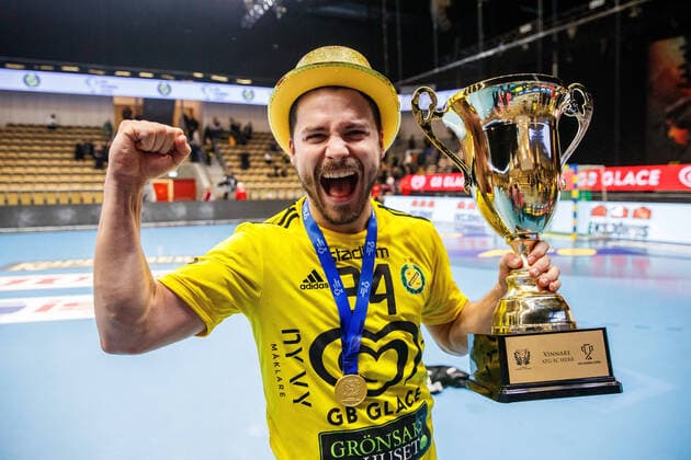 Bilder des Jahres 2022, Sport 02 Februar Sport Themen der Woche KW05 Sport Bilder des Tages Handball, IK Sävehof gewinnt Schwedischen Pokal 220205 Sävehofs Sebastian Karlsson jublar med pokalen efter final 2 i Svenska cupen mellan Sävehof och Lugi den 5 februari 2022 i Partille. Copyright: MICHAELxERICHSEN BB220205MI035