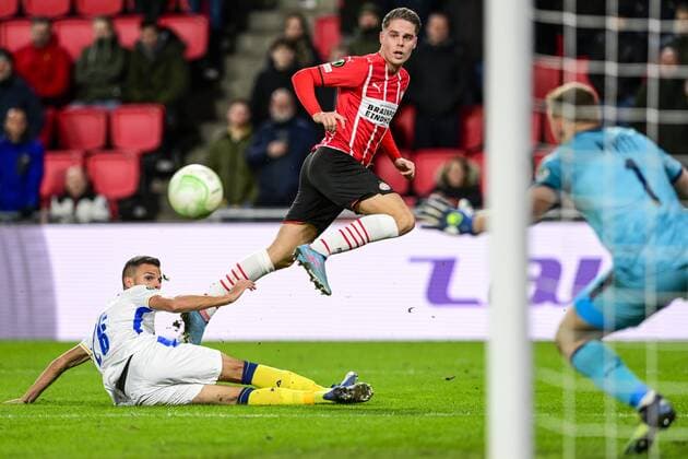 EINDHOVEN - Goal attempt by Joey Veerman of PSV Eindhoven during the Conference League Play-off match between PSV and Maccabi Tel-Aviv at Phillips stadium on February 17, 2022 in Eindhoven, Netherlands. ANP OLAF KRAAK UEFA Europa Conference League play-offs 2021 2022 xVIxANPxSportx xxANPxIVx