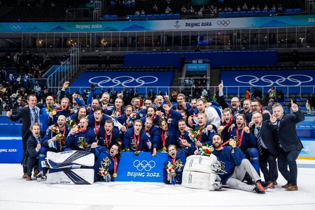 Bilder des Jahres 2022, Sport 02 Februar Sport Themen der Woche KW 07 Sport Bilder des Tages 220220 Players of Finland celebrate after the men s Ice hockey, Eishockey final game between Finland and ROC (Russia) during day 16 of the 2022 Winter Olympics on February 20, 2022 in Beijing. Photo: Maxim Thore BILDBYRAN kod MT MT0334 bbeng ishockey ice hockey Olympic Games, Olympische Spiele, Olympia, OS olympics winter olympics os ol olympiska spel vinter-os olympiske leker peking peking 2022 beijing 2022 beijing 2022 olympic games beijing 2022 winter olympic games peking-os beijing-ol vinter-ol final ryssland finland russia jubel Copyright: MAXIMxTHORE BB220220MT026