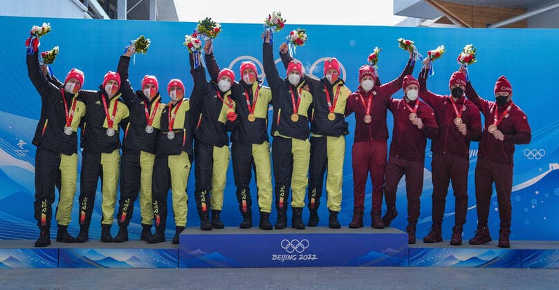 Bilder des Jahres 2022, Sport 02 Februar Sport Themen der Woche KW 07 (220220) -- BEIJING, Feb. 20, 2022 -- Francesco Friedrich Thorsten Margis Candy Bauer Alexander Schueller (C) of Germany, Johannes Lochner Florian Bauer Christopher Weber Christian Rasp (L) of Germany and Justin Kripps Ryan Sommer Cam Stones Benjamin Coakwell of Canada pose for photos during the awarding ceremony after the bobsleigh 4-man heat of Beijing 2022 Winter Olympics at National Sliding Centre in Yanqing District, Beijing, capital of China, Feb. 20, 2022. ) (BEIJING2022)CHINA-BEIJING-OLYMPIC Winter games, Winterspiele,Spiele, Summer games BOBSLEIGH-4-MEN-HEAT(CN) SunxFei