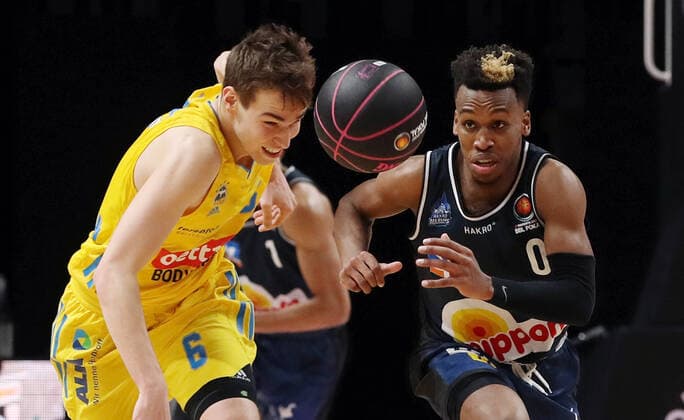 Bilder des Jahres 2022, Sport 02 Februar Sport Themen der Woche KW 07 Malte Delow, TJ Shorts II Aktion Spielszene Zweikampf Basketball BBL Pokal Top Four Herren Finale Saison 2021 2022 20.02.2022 Alba Berlin vs. HAKRO Merlins Crailsheim