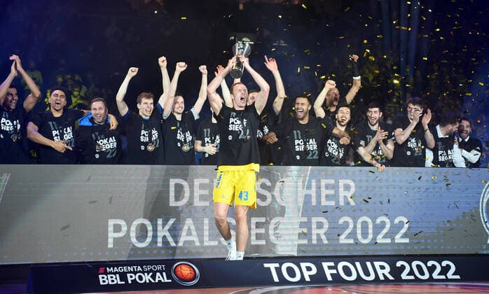 Bilder des Jahres 2022, Sport 02 Februar Sport Themen der Woche KW 07 Basketball, Herren, Saison 2021 2022, MagentaSport BBL Pokal, Top Four (Finale), Hakro Merlins Crailsheim - Alba Berlin, Luke Sikma (Alba Berlin) hebt den Pokal in die Luft, 20.02. 2022, Copyright: xSebastianxRäppold MatthiasxKochx