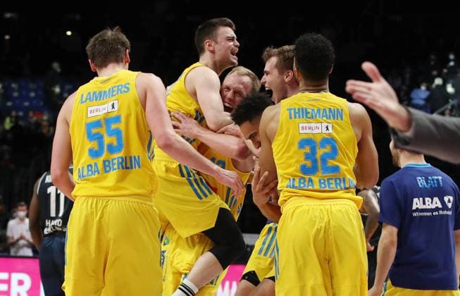 Bilder des Jahres 2022, Sport 02 Februar Sport Themen der Woche KW 07 Sport Bilder des Tages Pokalsieger Ben Lammers, Jonas Mattissek, Luke Sikma, Malte Delow, Johannes Thiemann, Tamir Blatt jubelnd Freude Emotion Jubel nach Spielende Basketball BBL Pokal Top Four Herren Finale Saison 2021 2022 20.02.2022 Alba Berlin vs. HAKRO Merlins Crailsheim