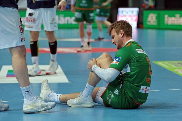 Bilder des Jahres 2022, Sport 02 Februar Sport Themen der Woche KW 07 Sport Bilder des Tages 20.02.2022, xovx, Handball Bundesliga, HBL, HSG Wetzlar - Handball Verein Hamburg Alexander Feld (HSG Wetzlar) verletzt sich schwer am Knie. Wetzlar Buderus-Arena Wetzlar Hessen Deutschland (DE)